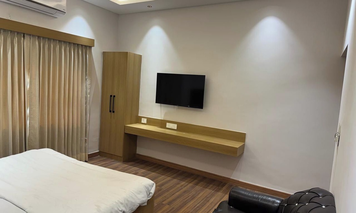 Gurugram Hotel | Hotel Clay Inn