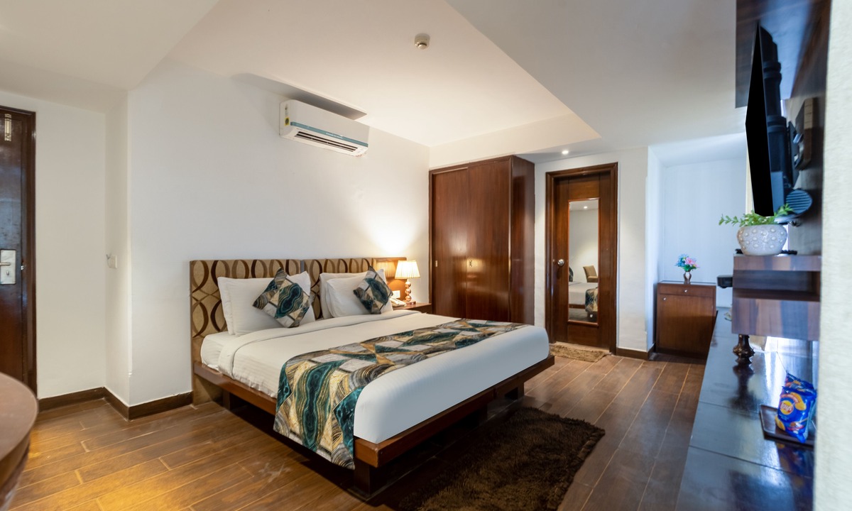 South West Resort | The Plaza Arch Premium - Del IGI Airport
