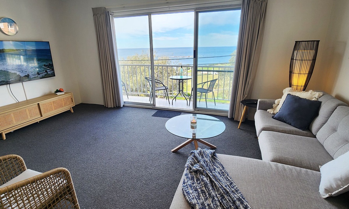 Coogee Apartment | Penthouse Apartment With Ocean Views - 1 Bed, 1 Bath, Parking. Coogee Beach