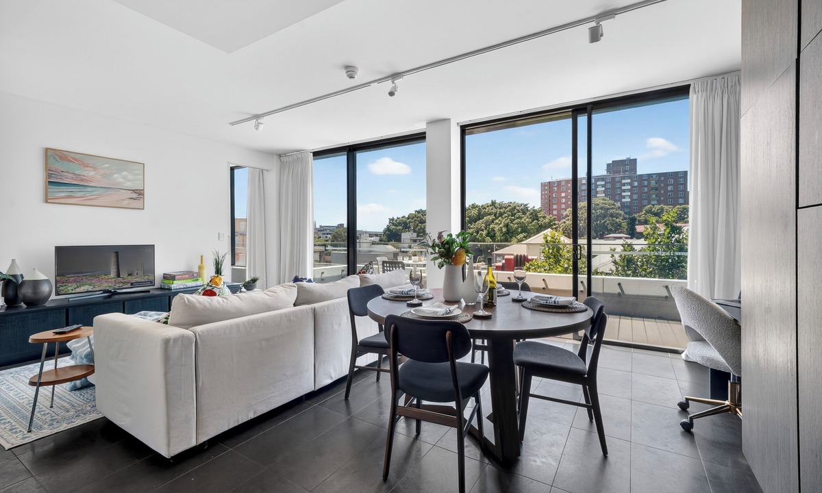 Surry Hills Apartment | Luxury Apartment with Big East Facing Balcony 3 min walk to Central Station