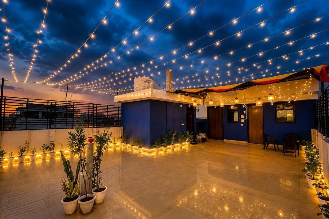 Faridabad Apartment | Luxury Rooftop Stay with Terrace - Skyline 81 by Vistara Stays - Faridabad