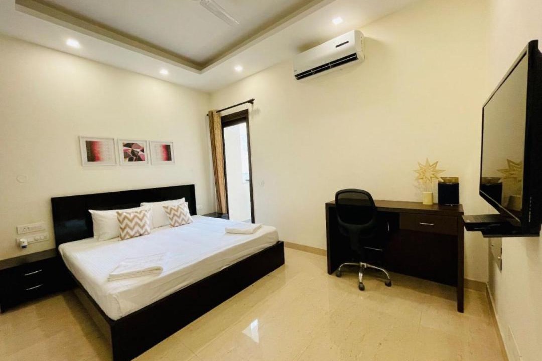 DLF City Apartment | BluO Studio DLF CyberCity - Kitchen, Balcony, Lift