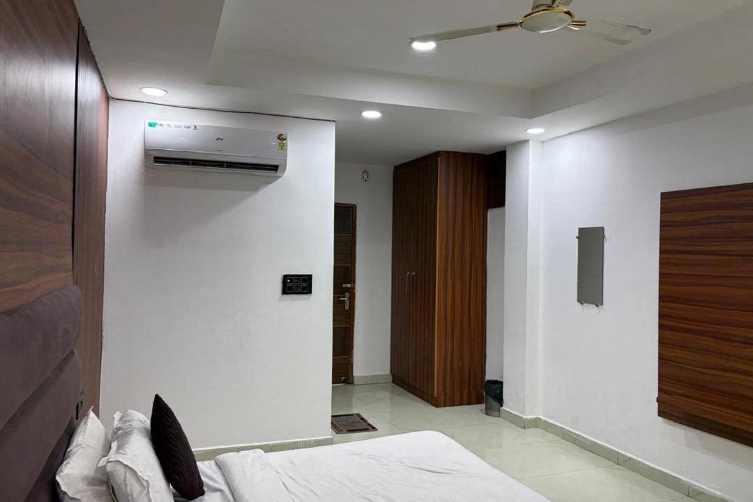 Sector 27 Hotel | PLAY HOTEL BUDHA TOWER sector 18 metro