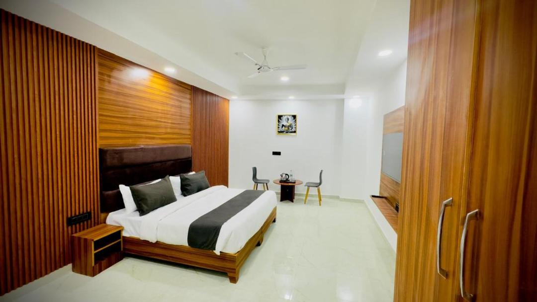 Sector 27 Hotel | PLAY HOTEL BUDHA TOWER sector 18 metro station