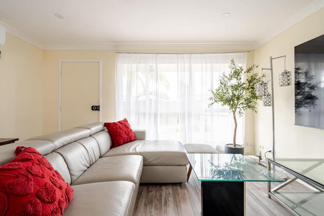 Plumpton House | Cheerful 4 bedroom home with parking on premises