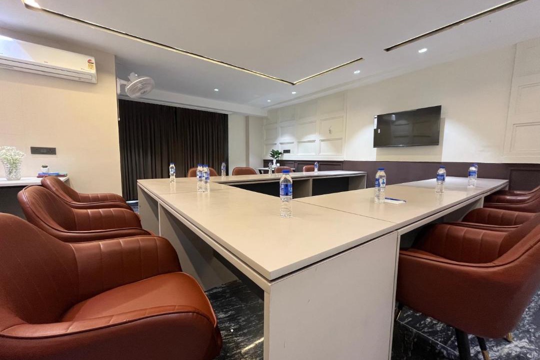 DLF Phase 5 Hotel | Orsom Stay Rooms with Jacuzzi Sector 53 Gurgaon