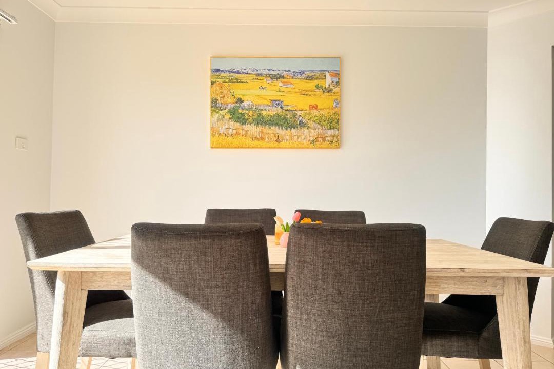 Glenmore Park Villa | 5 Bedroom Family and Group House Sleeps 10 Glenmore Park Blue Mountains Access