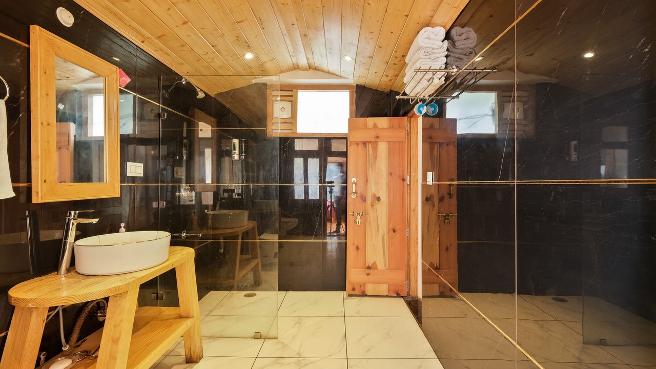 Photo of Bathroom in Theog