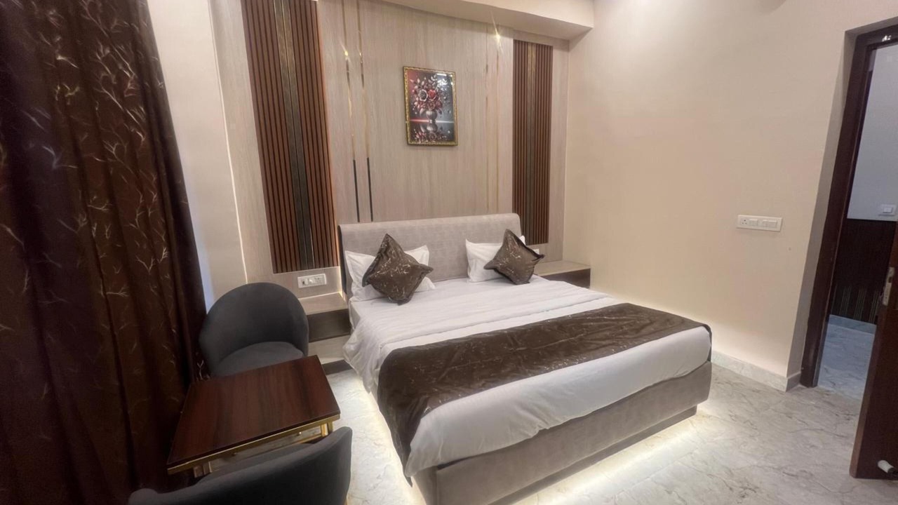 Photo of Bedroom in Hasanpur