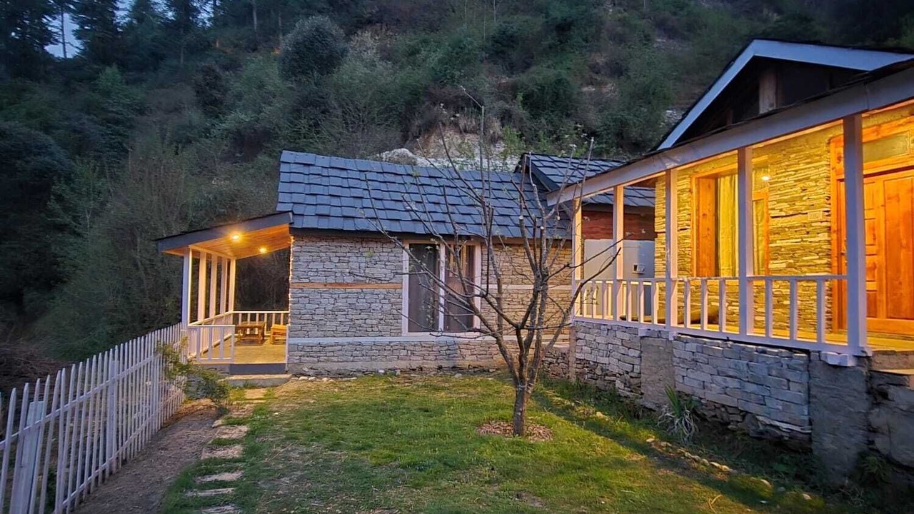 Photo of Livingroom in Jibhi