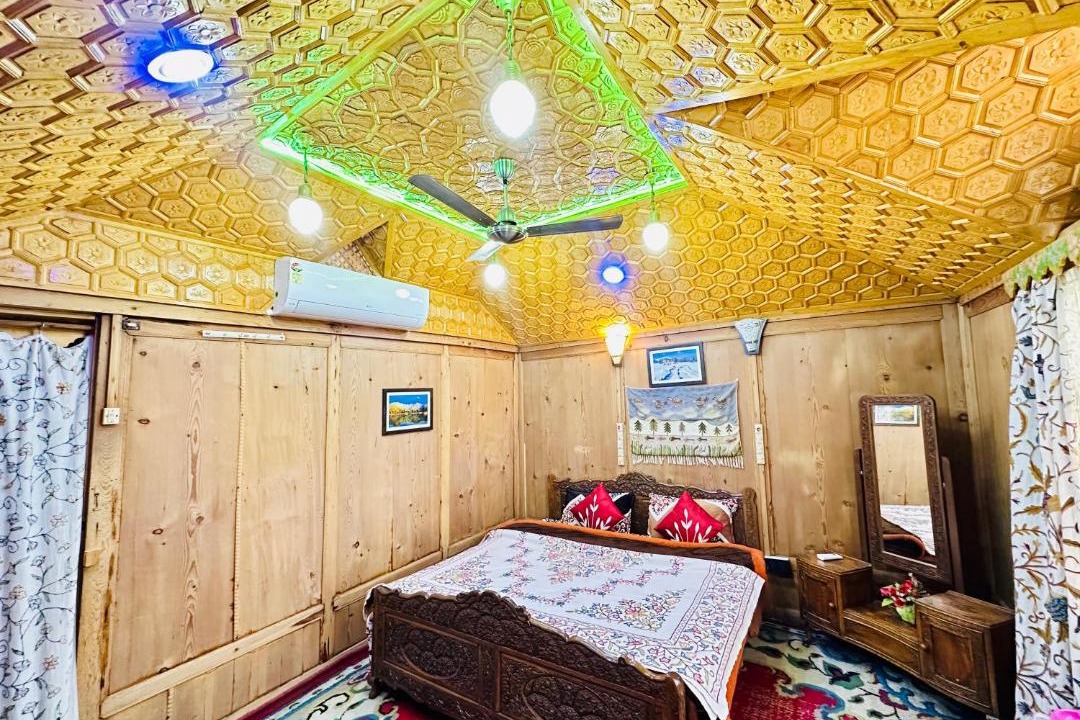 Photo of Bedroom in Dal Lake