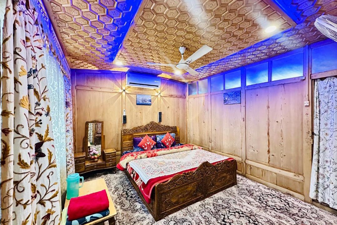 Photo of Bedroom in Dal Lake