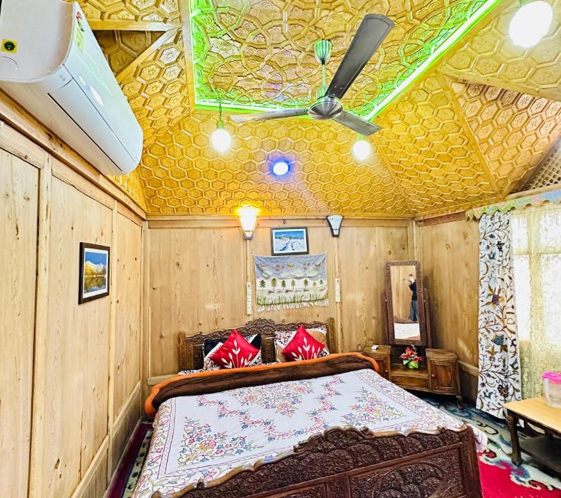 Photo of Bedroom in Dal Lake