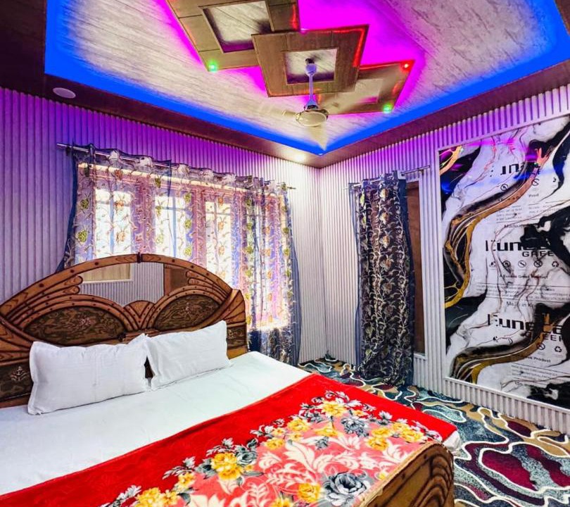 Photo of Bedroom in Dal Lake