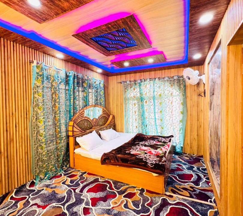 Photo of Bedroom in Dal Lake