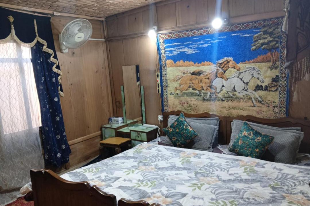 Photo of Bedroom in Dal Lake