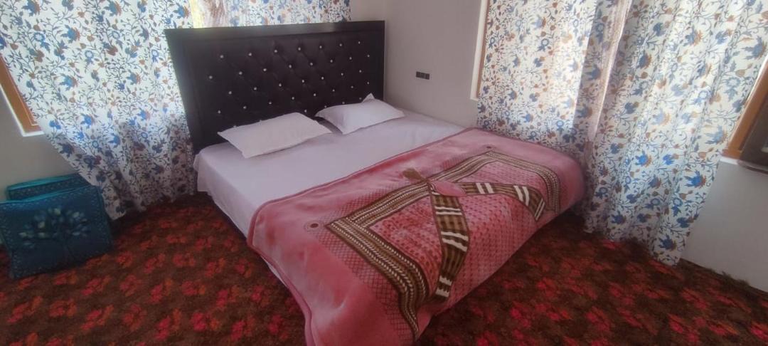 Photo of Bedroom in Dal Lake