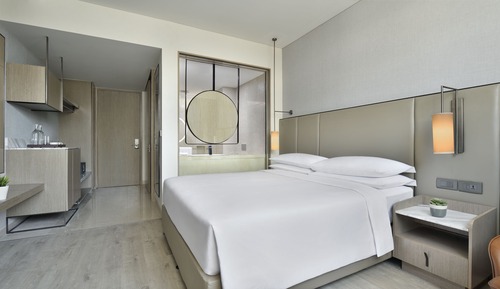 Deluxe Room, 1 King Bed, Courtyard View