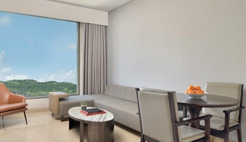 Superior Room, 1 King Bed, Courtyard View