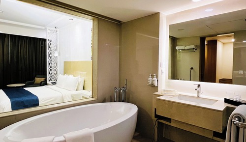 Suite, 1 King Bed, Smoking