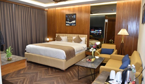 Suite, 1 King Bed, Non Smoking (Elegance)