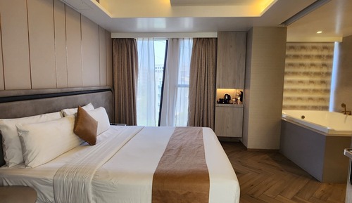 Premium Room with Grand Bathtub