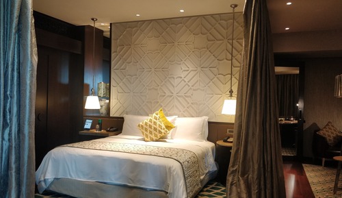 Deluxe Suite, Club lounge access, Suite, 1 King Bed, Lake view