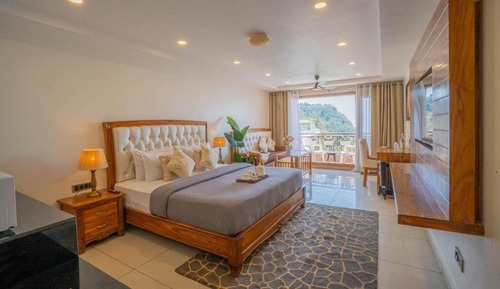 Luxury Suite, Balcony, Mountain View
