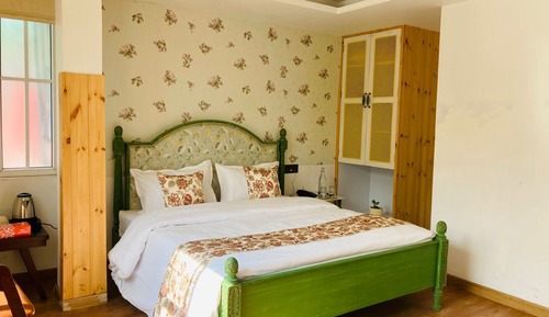 Naina Lodge Green Room