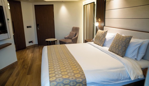 Standard Room, 1 King Bed, Non Smoking (Hill)