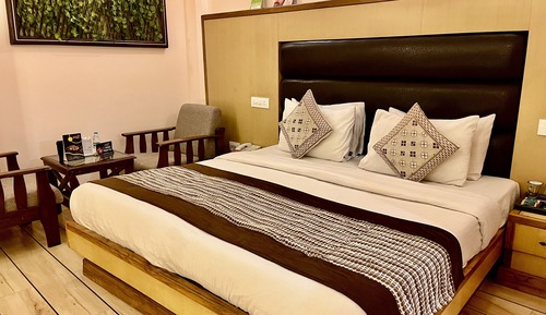 Deluxe Double Room, 1 Queen Bed, Club Lounge Access, Mountain View