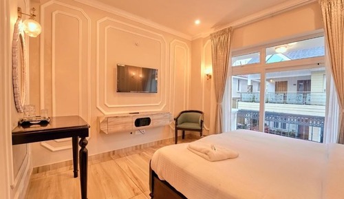 Deluxe Suite, City View