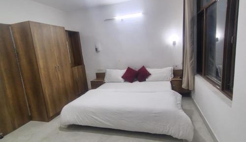 Deluxe Double Room (2 Adults + 1 Child)