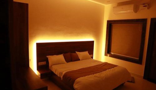 Deluxe Double Room (2 Adults + 1 Child)