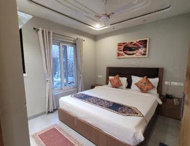 One-Bedroom Apartment with Lake View
