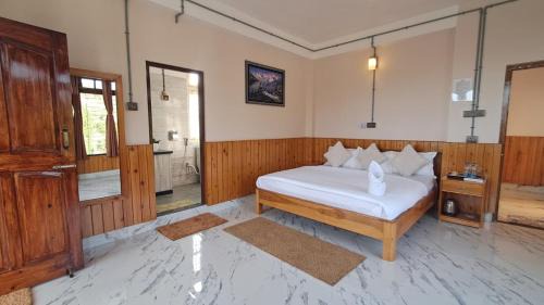 King Room with Mountain View