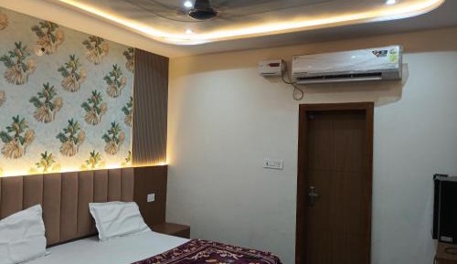 Deluxe Double Room (2 Adults + 1 Child)