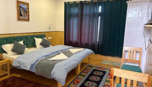 Double or Twin Room with Mountain View