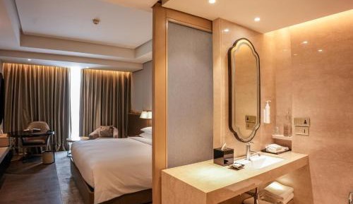 Club King, Club Lounge Access, Guest room, 1 King Bed  - INR 1000 F&B Credit, 1+1 on Selected Beverages (Happy Hours 17:00 -19:00 Hrs)