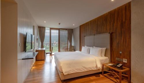 One-Bedroom Suite with 1+1 happy hours in Malhari from 12pm to 8pm and Complimentary in-stay Hotel Credit worth INR 500 redeemable on Spa per stay