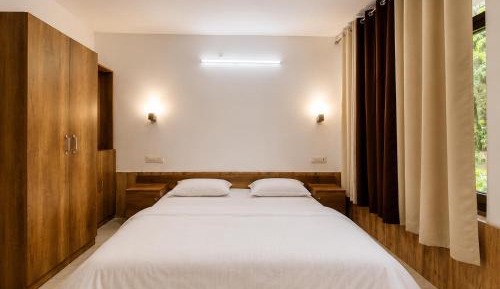 Deluxe Room (2 Adults + 1 Child)