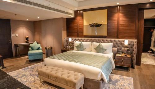 Presidential Suite, Club Lounge Access, 1 King Bed - 1+1 on Selected Beverages (Happy Hours 17:00 -19:00 Hrs), 1-way Airport Transfer