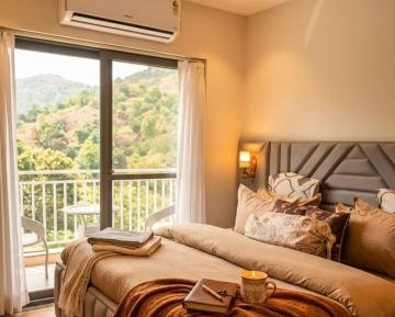 Apartment with Mountain View