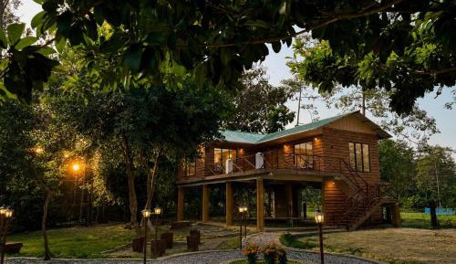 Deluxe Double Room (2 Adults + 1 Child)