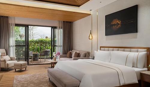 Deluxe Double Room (2 Adults + 1 Child)