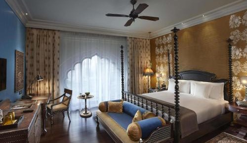 Fairmont Gold King Non Smoking:Complimentary craft beers or signature cocktail at Anjum per room per stay, Happy Hours (Buy 1 Get 1) at Anjum Bar on Select beverages,20% off on Food & Soft Beverage and Laundry, Set dinner for couple at Zarin@INR 5000++