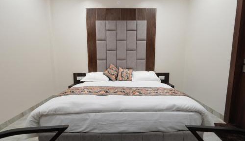 Deluxe Double Room (2 Adults + 1 Child)