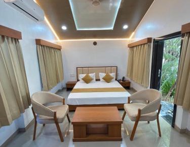 Queen Room with Pool View