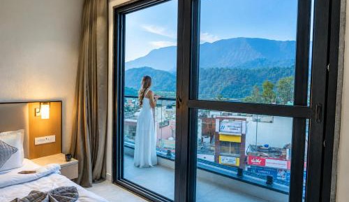 Two-Bedroom Apartment with Mountain View