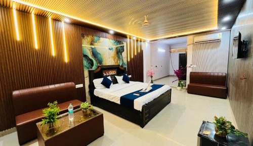 Deluxe Double Room (2 Adults + 1 Child)